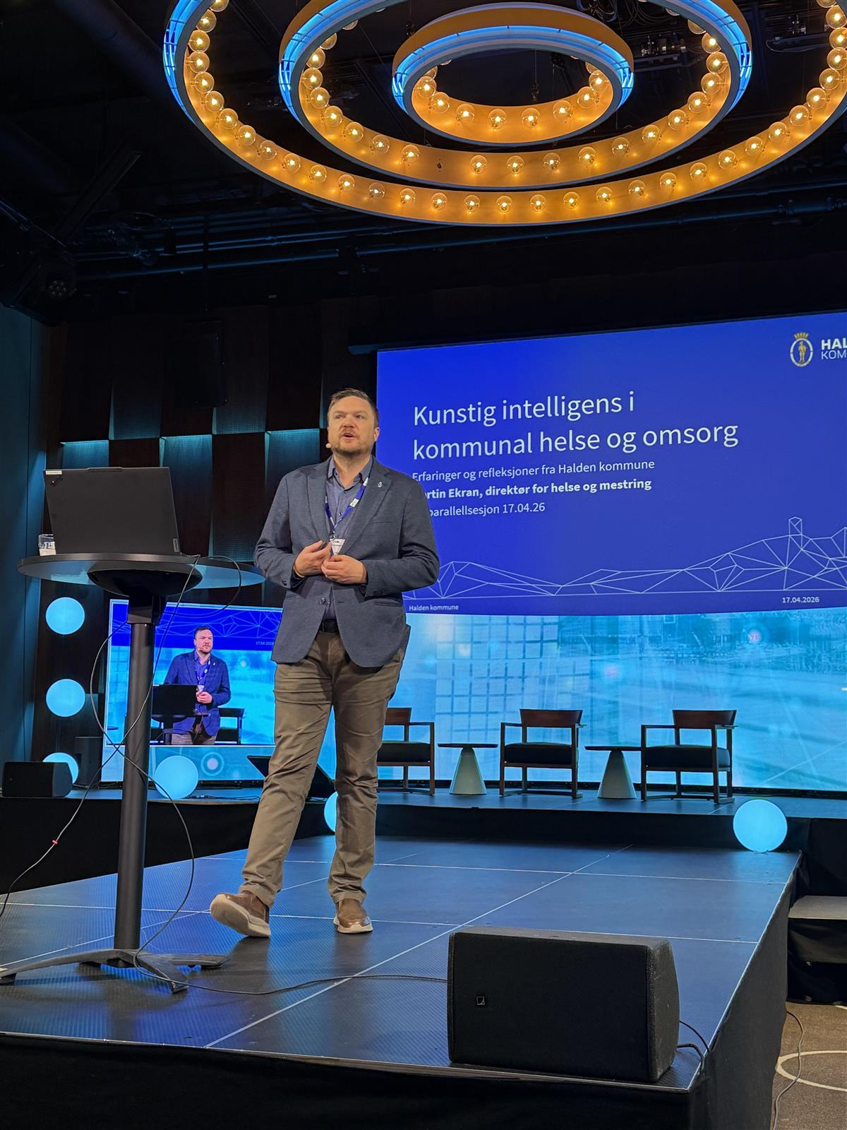 Mann på en scene med en mikrofon - Klikk for stort bilde