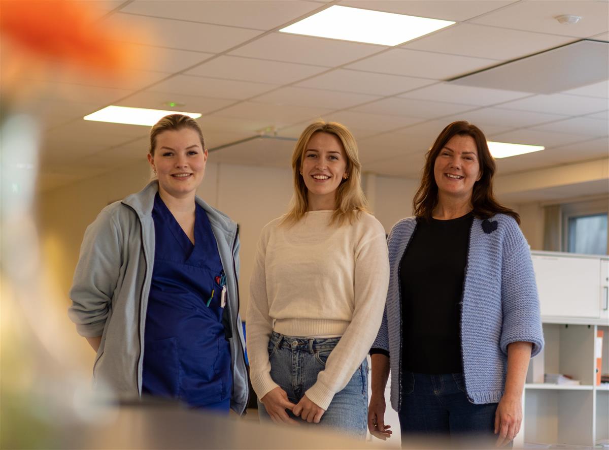 Tre kvinner på rekke ved siden av hverandre. - Klikk for stort bilde